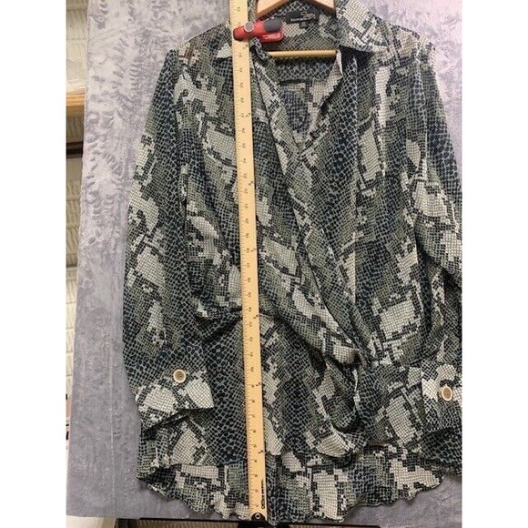 Suzanne Betro Plus SZ  2XL Wrap Lightweight Blouse Faux Snakeskin - Picture 8 of 9